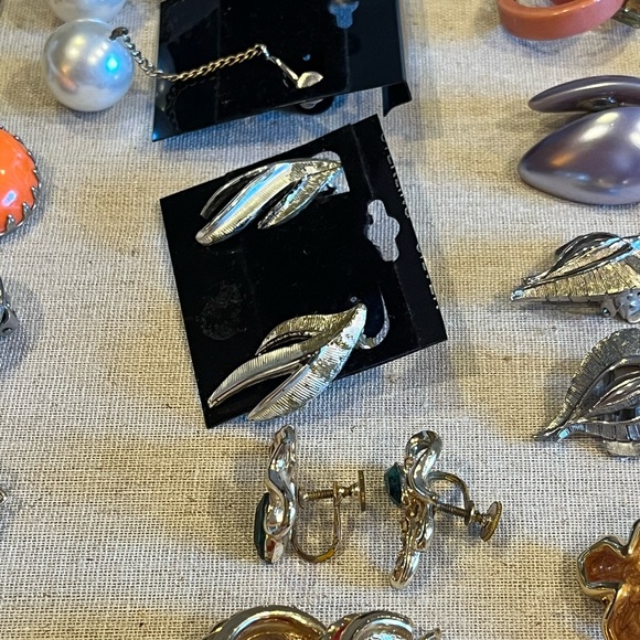 Lot of 16 pairs vintage clip-on earrings & screwbacks - Picture 6 of 11